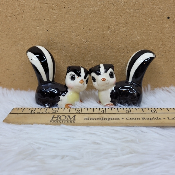 Vintage Skunk Salt & Pepper Shaker Set - Picture 2 of 4